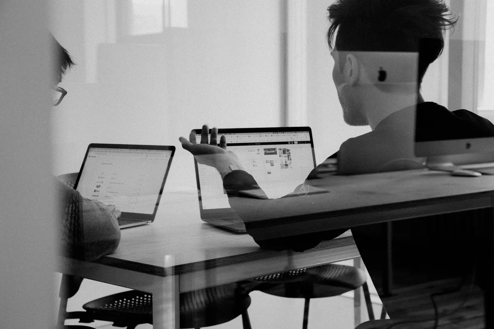 L’équipe de l’Agence Saint Martin au travail sur le logiciel immobilier Merci Martin